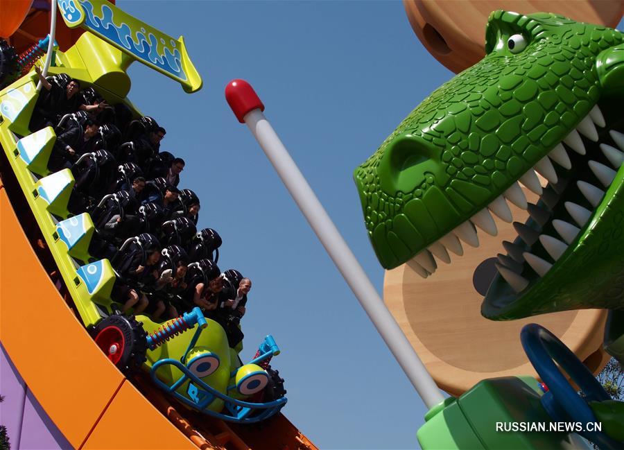 "История игрушек" - новая и седьмая по счету тематическая зона в шанхайском парке "Диснейленд" в четверг стала доступной для посетителей. Зона, посвященная героям анимационных фильмов одноименной трилогии, является первым проектом расширения с момента открытия парка в 2016 году.