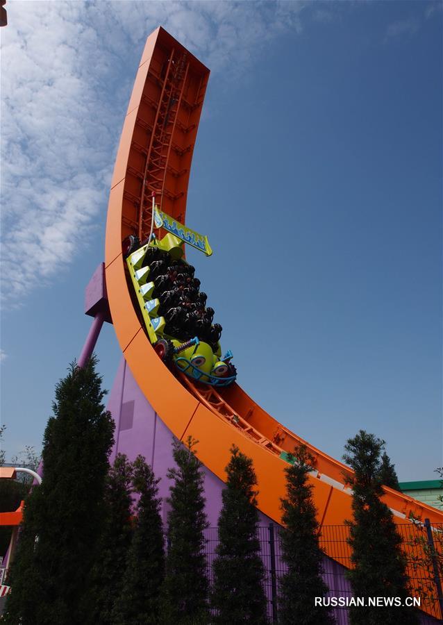 "История игрушек" - новая и седьмая по счету тематическая зона в шанхайском парке "Диснейленд" в четверг стала доступной для посетителей. Зона, посвященная героям анимационных фильмов одноименной трилогии, является первым проектом расширения с момента открытия парка в 2016 году.