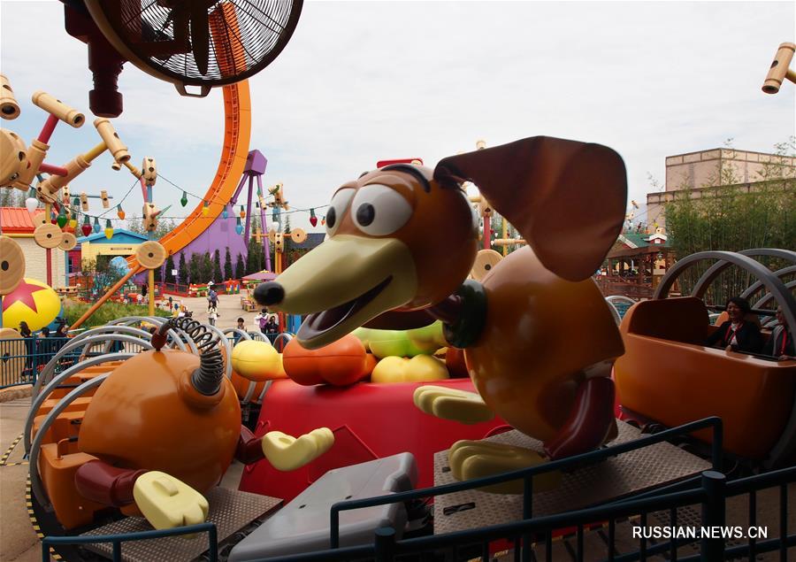 "История игрушек" - новая и седьмая по счету тематическая зона в шанхайском парке "Диснейленд" в четверг стала доступной для посетителей. Зона, посвященная героям анимационных фильмов одноименной трилогии, является первым проектом расширения с момента открытия парка в 2016 году.