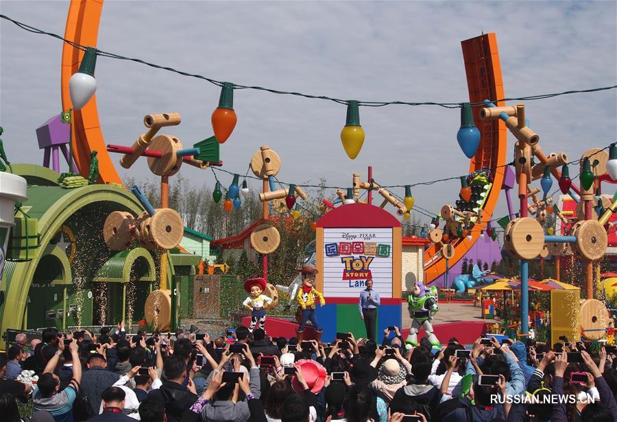 "История игрушек" - новая и седьмая по счету тематическая зона в шанхайском парке "Диснейленд" в четверг стала доступной для посетителей. Зона, посвященная героям анимационных фильмов одноименной трилогии, является первым проектом расширения с момента открытия парка в 2016 году.