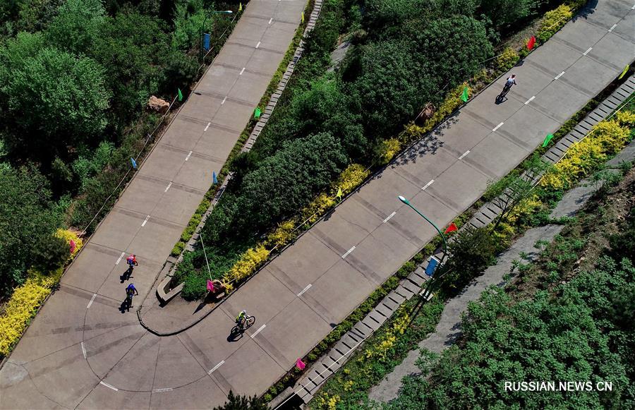В пятницу в уезде Луаньсянь провинции Хэбэй /Северный Китай/ стартовал велопробег кубка "Дунхуа" 2018. В нем принимают участие более 300 велосипедистов и свыше 100 любителей велоспорта из разных районов Китая.