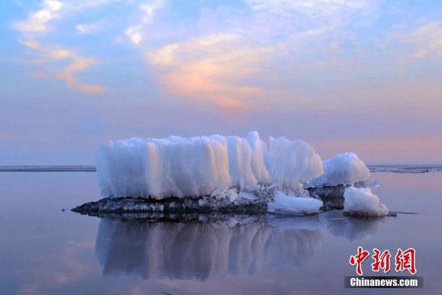 На самом большом озере на границе Китая и России еще не сошел лед