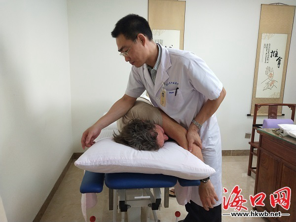 В городе Хайкоу российские туристы пользуются специальными услугами китайской медицины