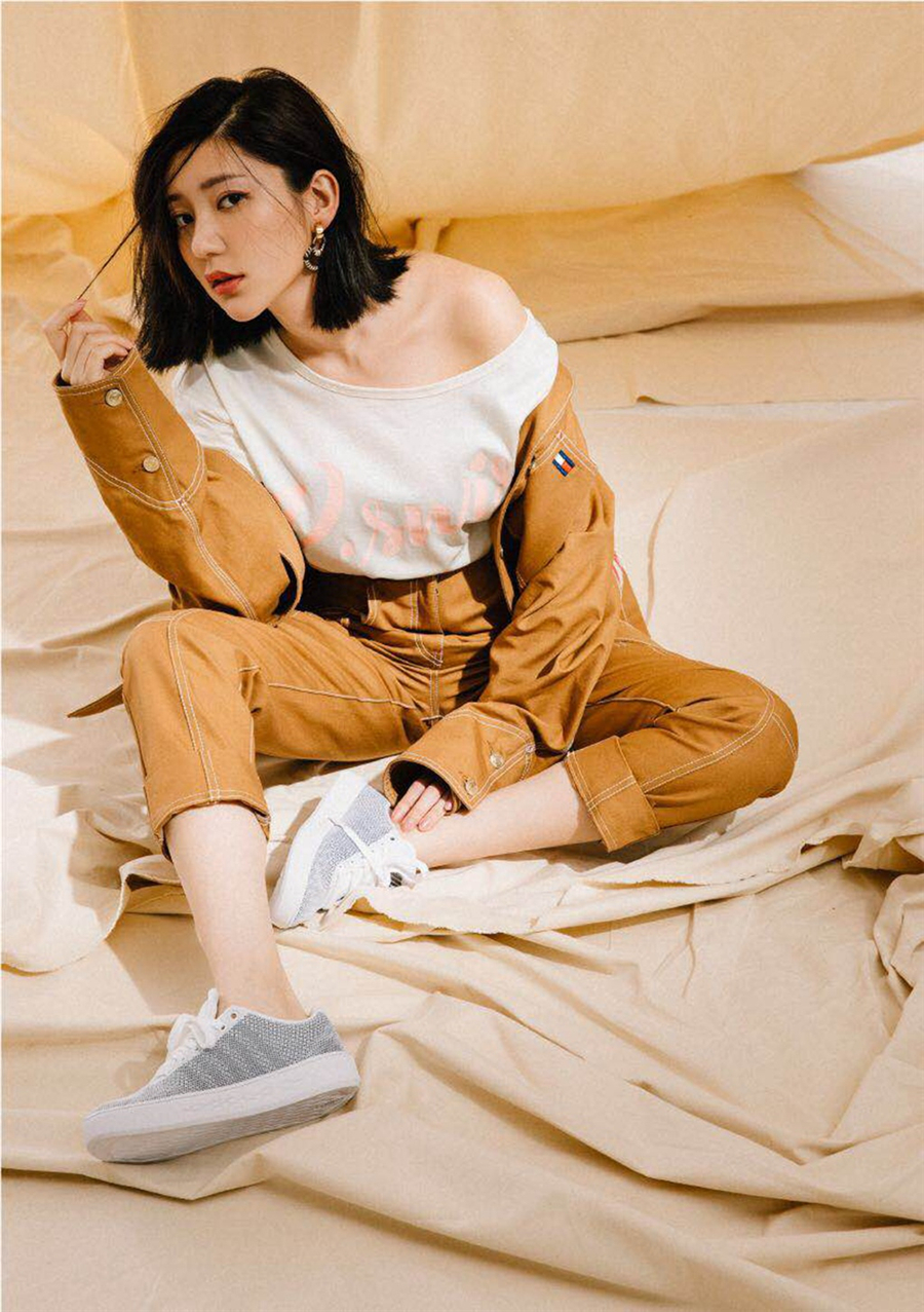 Очаровательная актриса Го Сюефу в стиле кэжуал