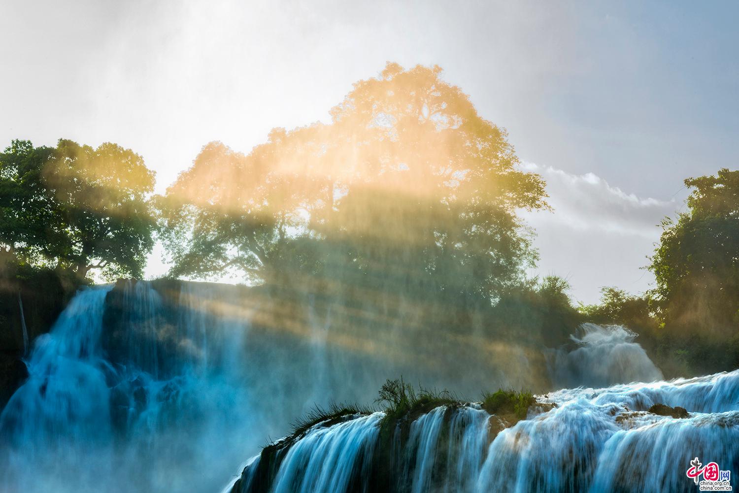 Завораживающий водопад Дэтянь