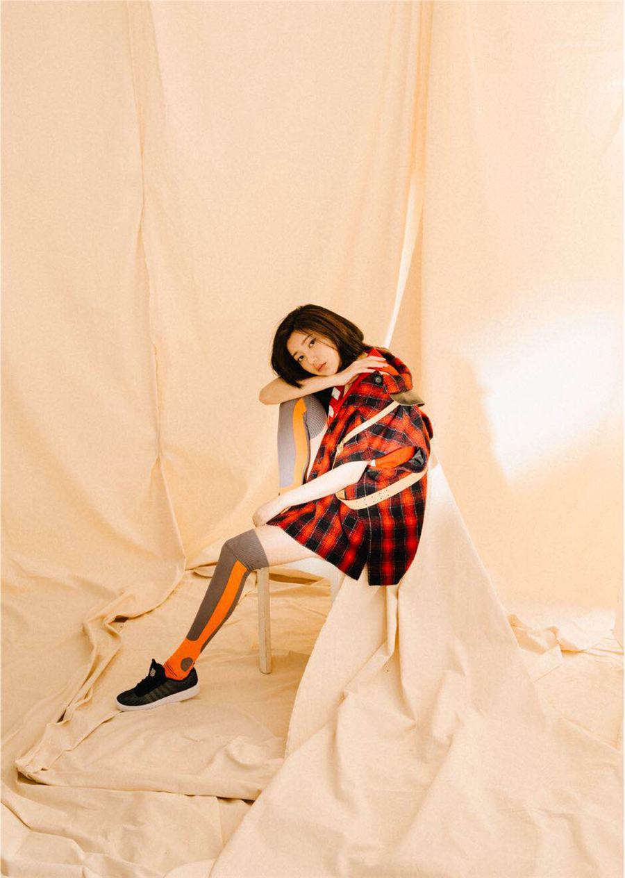 Очаровательная актриса Го Сюефу в стиле кэжуал