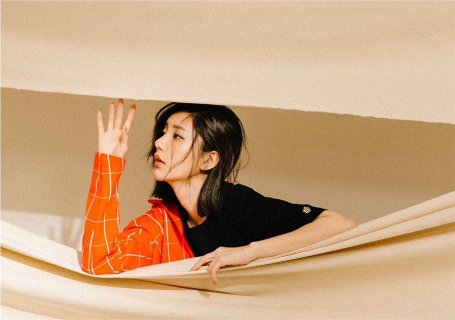 Очаровательная актриса Го Сюефу в стиле кэжуал