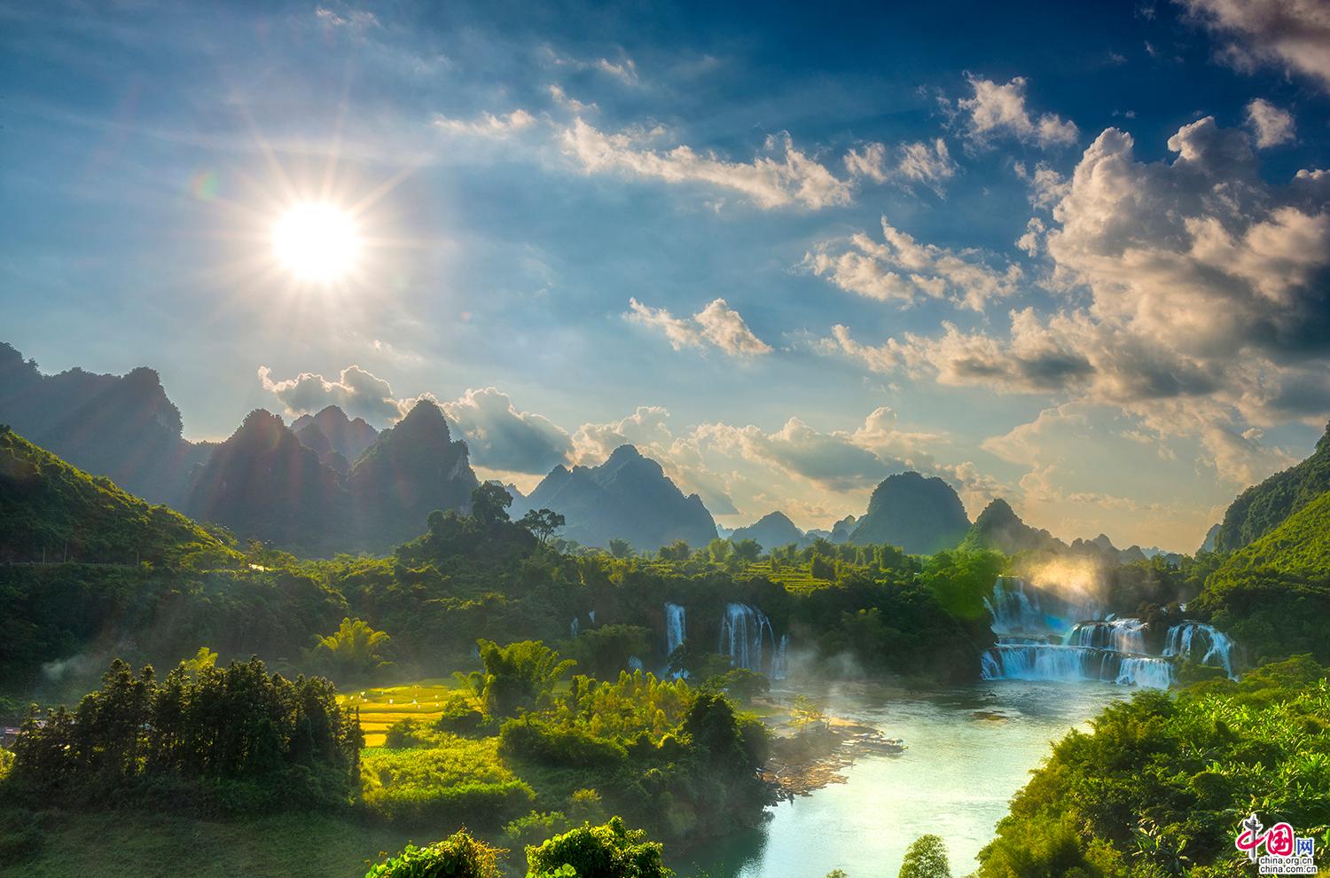 Завораживающий водопад Дэтянь