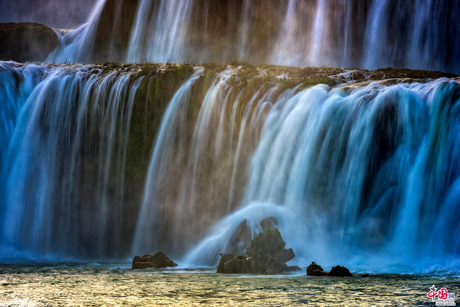 Завораживающий водопад Дэтянь