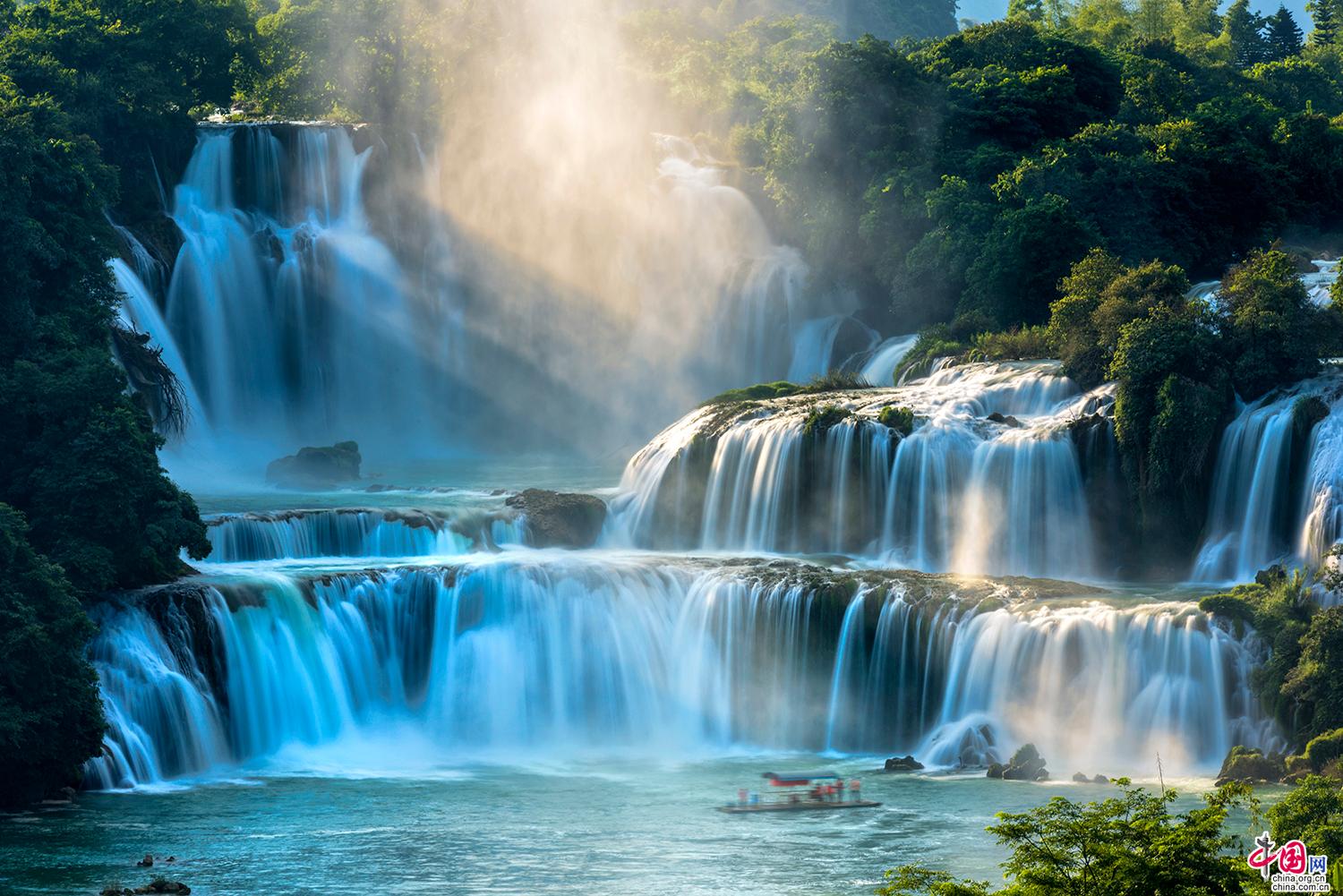 Завораживающий водопад Дэтянь