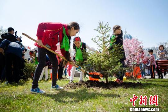 6 мая в г. Хэйхэ провинции Хэйлунцзян состоялось мероприятие «Ледяной Шелковый путь, прекрасный Китай», в ходе которого дети и подростки из Китая и России посадили деревья дружбы. 