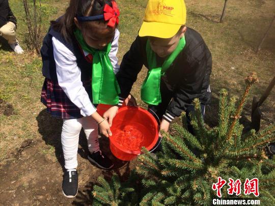 6 мая в г. Хэйхэ провинции Хэйлунцзян состоялось мероприятие «Ледяной Шелковый путь, прекрасный Китай», в ходе которого дети и подростки из Китая и России посадили деревья дружбы. 