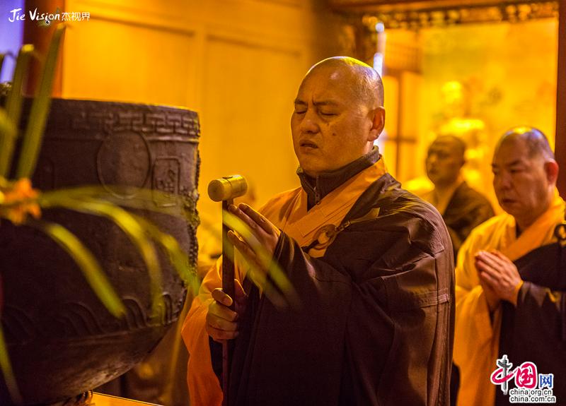 Вечернее посещение древнего храма Ваньняньсы в горах Эмэйшань