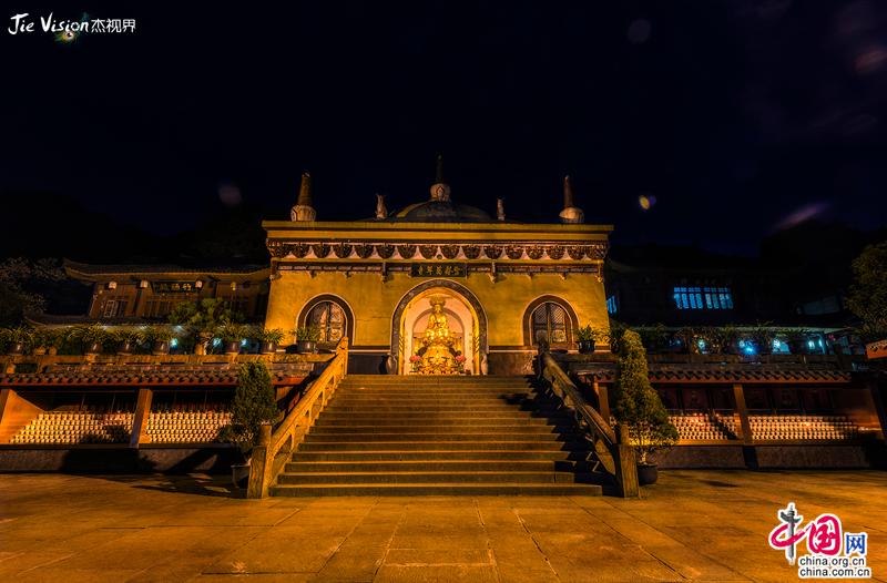 Вечернее посещение древнего храма Ваньняньсы в горах Эмэйшань