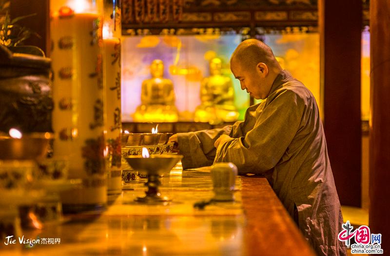 Вечернее посещение древнего храма Ваньняньсы в горах Эмэйшань