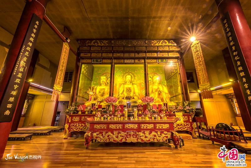 Вечернее посещение древнего храма Ваньняньсы в горах Эмэйшань