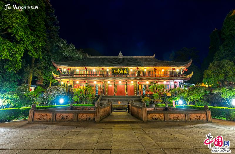 Вечернее посещение древнего храма Ваньняньсы в горах Эмэйшань