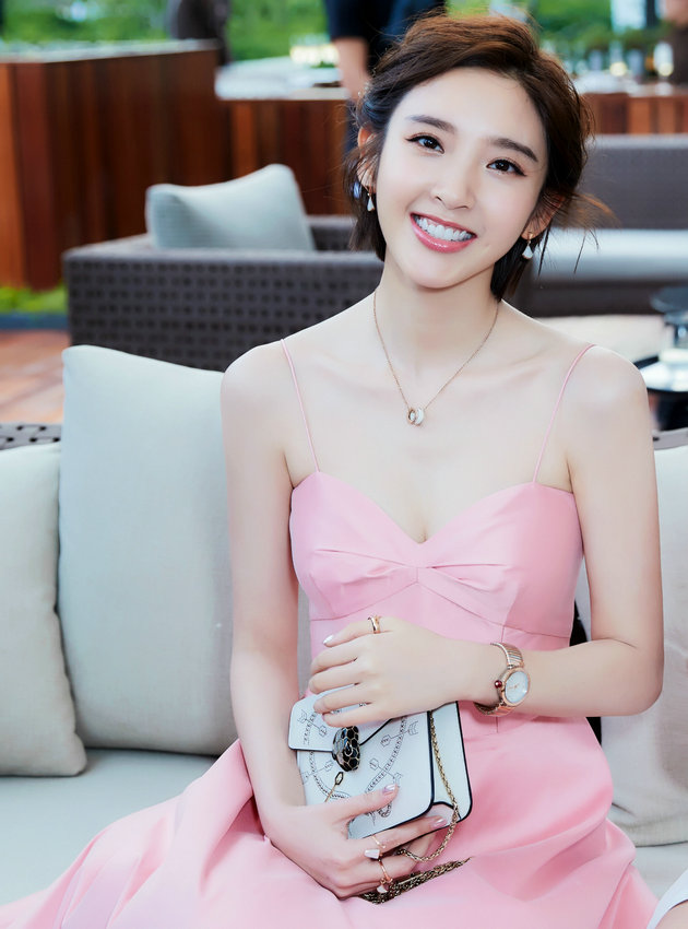 Милая актриса Тан Исинь на модном мероприятии 