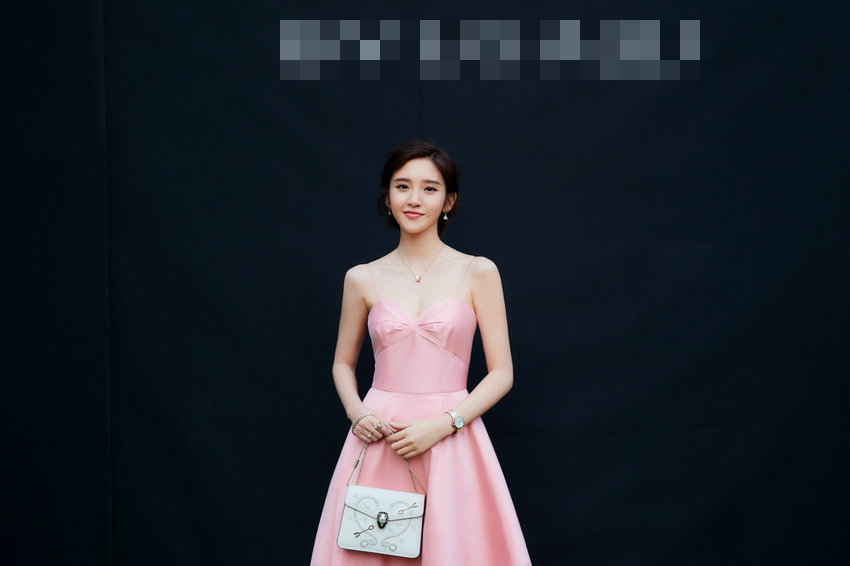 Милая актриса Тан Исинь на модном мероприятии 