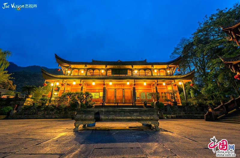 Вечернее посещение древнего храма Ваньняньсы в горах Эмэйшань