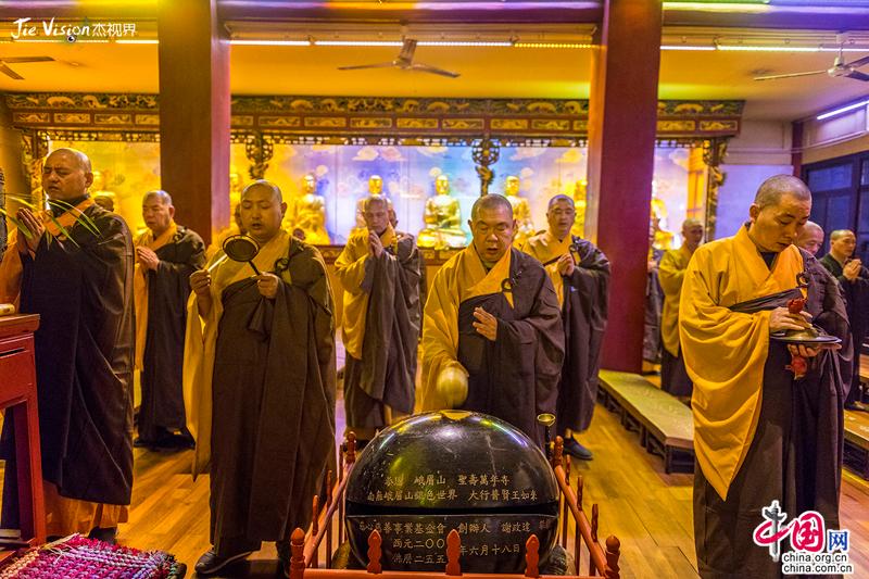 Вечернее посещение древнего храма Ваньняньсы в горах Эмэйшань