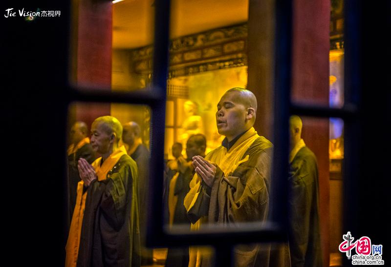 Вечернее посещение древнего храма Ваньняньсы в горах Эмэйшань