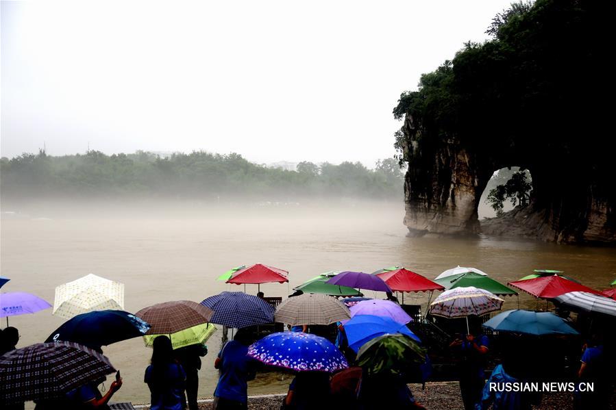 На фото -- пелена из моросящего дождя и тумана над рекой Лицзян в Гуанси-Чжуанском автономном районе /Южный Китай/. 