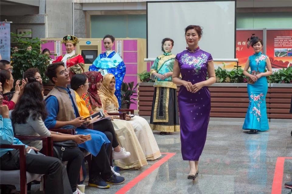 Город Наньчун пров. Сычуань: иностранные студентки в китайских традиционных платьях Ципао постигают культуру китайского шелка
