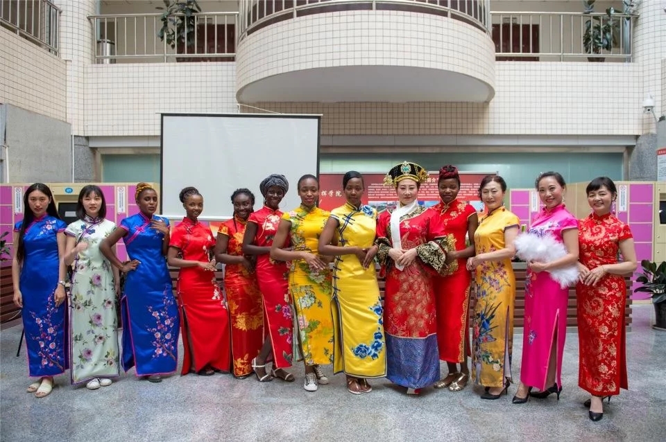 Город Наньчун пров. Сычуань: иностранные студентки в китайских традиционных платьях Ципао постигают культуру китайского шелка