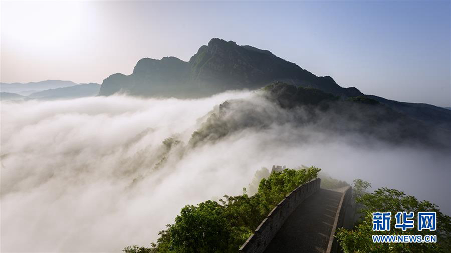 Величественное море облаков после дождя на участке Великой китайской стены Хуанъягуань