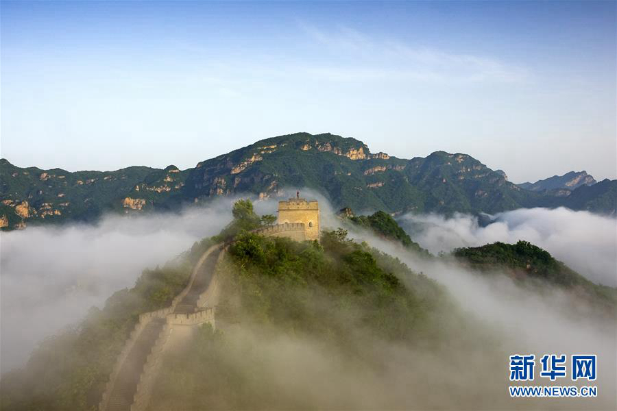 Величественное море облаков после дождя на участке Великой китайской стены Хуанъягуань