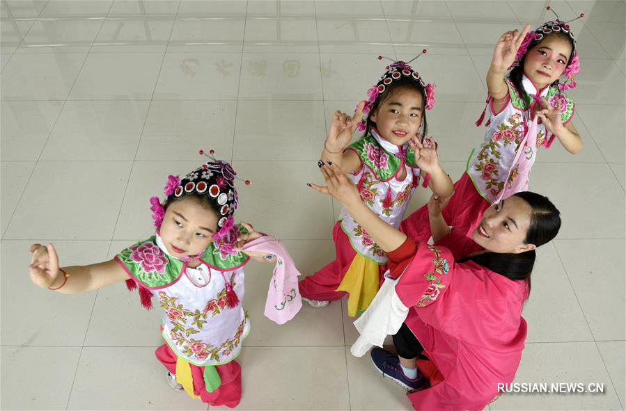 Китайские школьники приобщаются к искусству традиционной музыкальной драмы