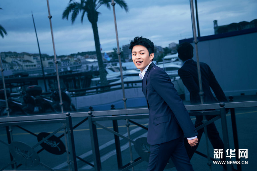 Очаровательный актер Ли Хунци в Каннах 