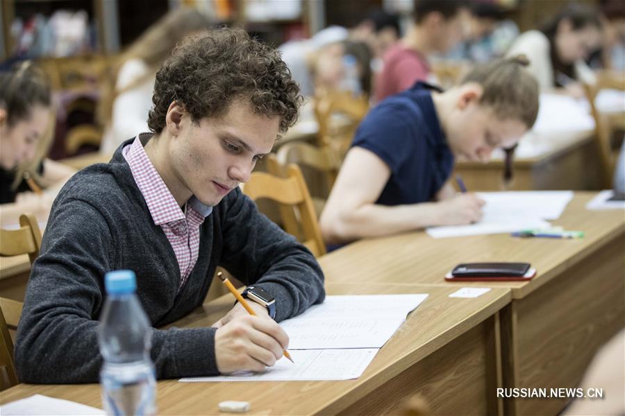  В различных городах России сегодня прошел международный квалификационный экзамен по китайскому языку HSK. Более 620 человек приняли участие в экзамене, который состоялся в Москве. 