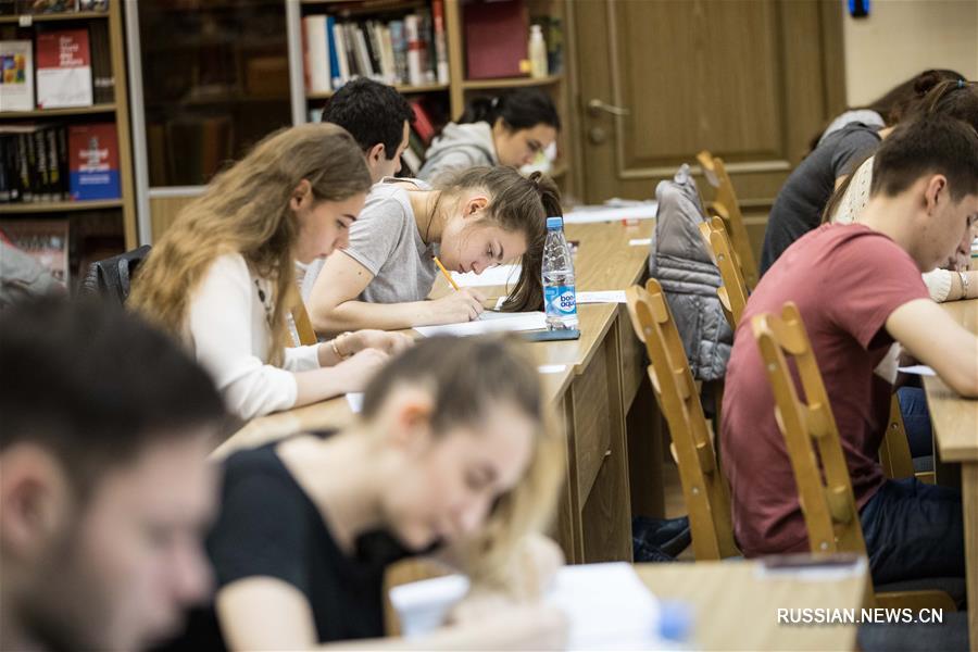  В различных городах России сегодня прошел международный квалификационный экзамен по китайскому языку HSK. Более 620 человек приняли участие в экзамене, который состоялся в Москве. 