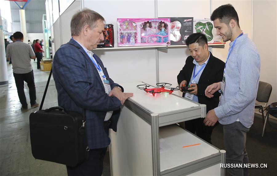 16-я Выставка китайских товаров в Казахстане открылась сегодня в городе Алматы. Свои товары представили около 220 компаний из более чем 10 провинций Китая. 