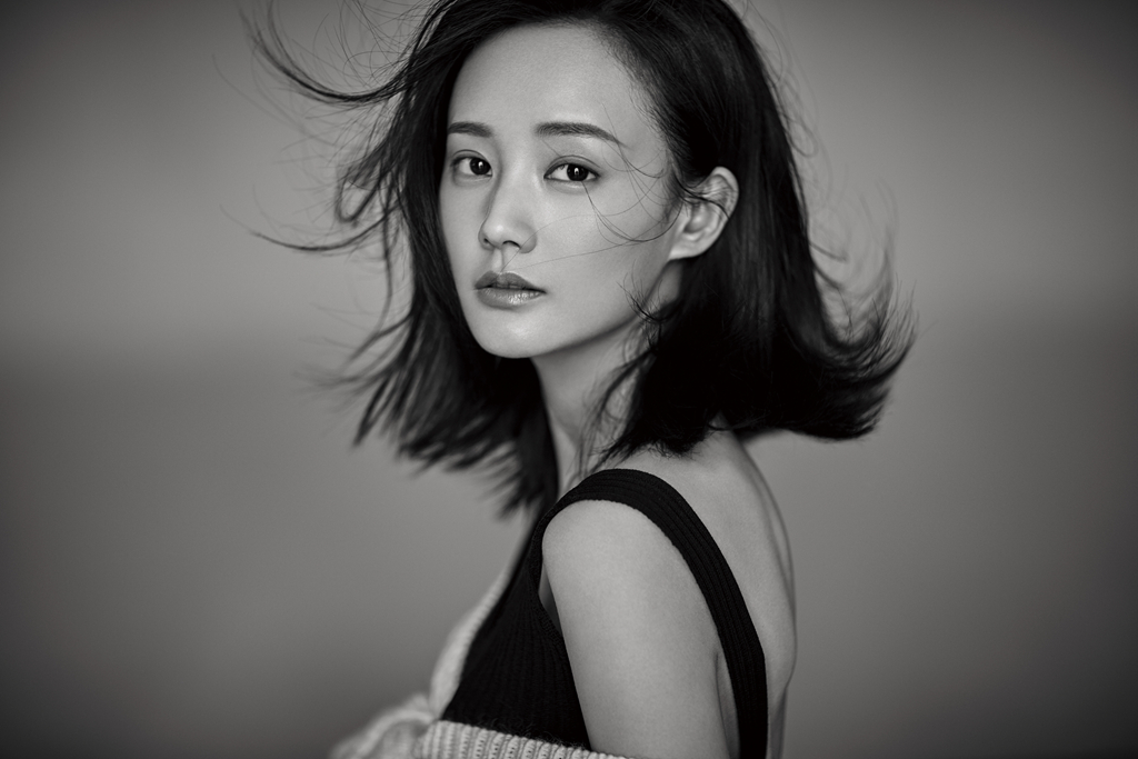 Красивая актриса Ли Итун в черно-белых фото