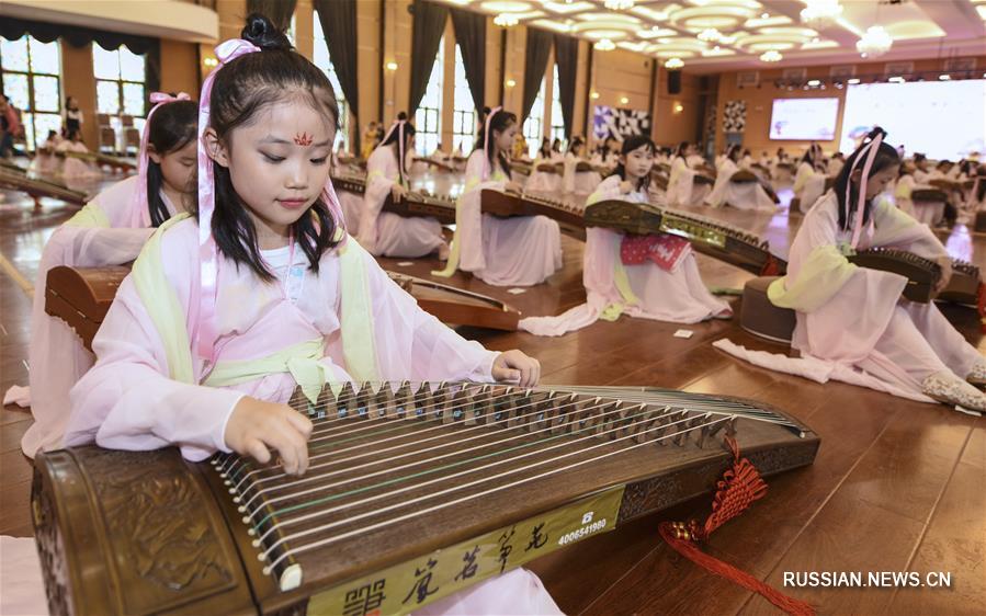 Концерт музыки на китайском щипковом инструменте гучжэн прошел сегодня в районе Гуанъян городского округа Ланфан провинции Хэбэй /Северный Китай/. 