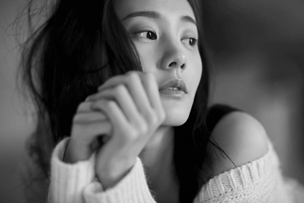 Красивая актриса Ли Итун в черно-белых фото