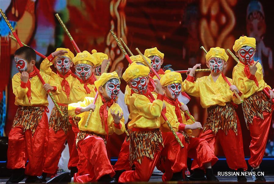 Шоу детских спектаклей китайской музыкальной драмы состоялось сегодня в культурно-спортивном центре "Хуншань" в Ухане, административном центре провинции Хубэй /Центральный Китай/.