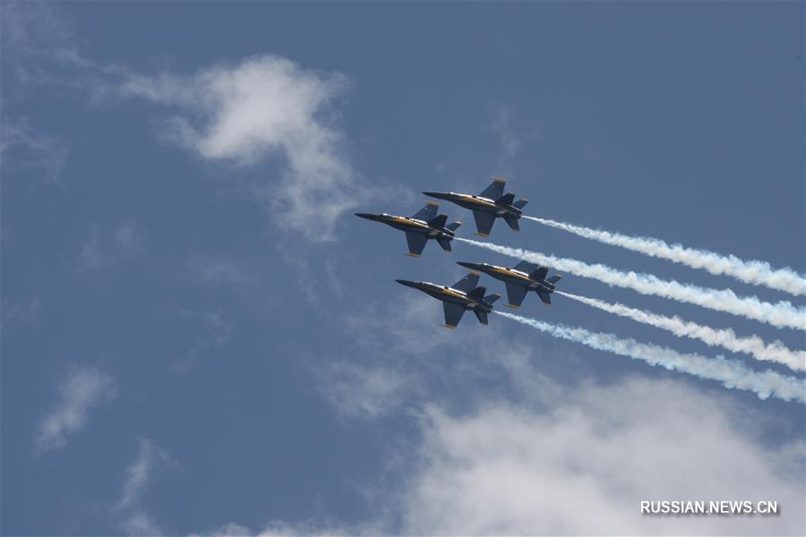 В среду в небе над Военно-морской академией США в городе Аннаполис выступила пилотажная группа американских ВМС "Голубые ангелы". Авиашоу, являющееся одним из мероприятий программы выпускной недели в академии, длилось около 45 минут.
