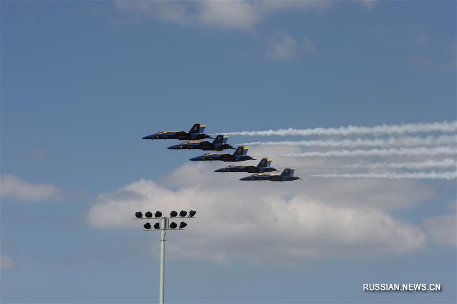 В среду в небе над Военно-морской академией США в городе Аннаполис выступила пилотажная группа американских ВМС "Голубые ангелы". Авиашоу, являющееся одним из мероприятий программы выпускной недели в академии, длилось около 45 минут.