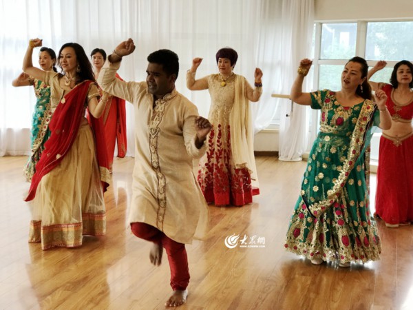 【Иностранец в Циндао】Бадру: тренер индийского танца с природным юмором
