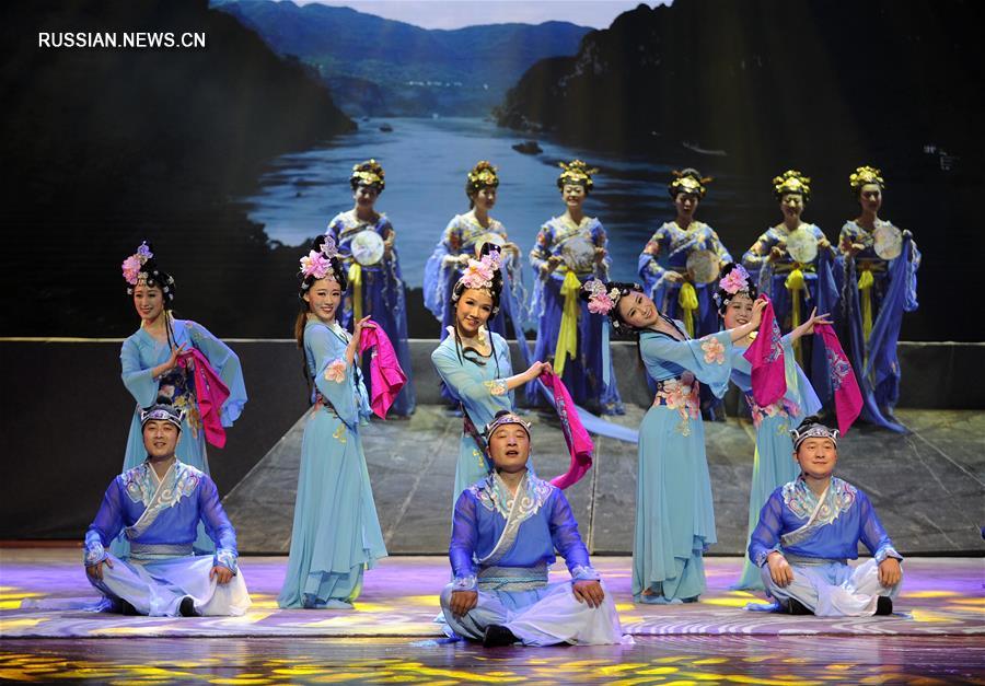Мюзикл является частью гастрольных показов в китайской столице лучших театральных постановок провинции Хубэй. Главная тема спектакля -- культура традиционного китайского праздника Дуаньу с такими его неизменными атрибутами, как гонки лодок-драконов, жертвоприношение Цюй Юаню, приготовление цзунцзы.  