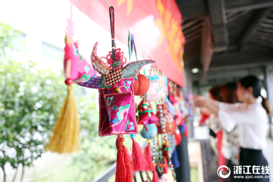 Ароматные мешочки со знаком честного правительства в преддверии праздника Дуаньу