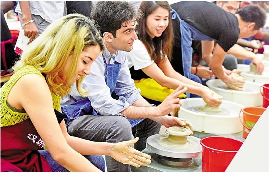 Иностранные студенты приобщились к китайскому гончарному делу