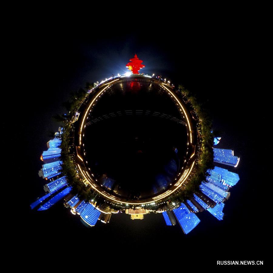 На фото -- ночной город Циндао провинции Шаньдун /Восточный Китай/, где с 9 по 10 июня состоится 18-е заседание Совета глав государств-членов ШОС.