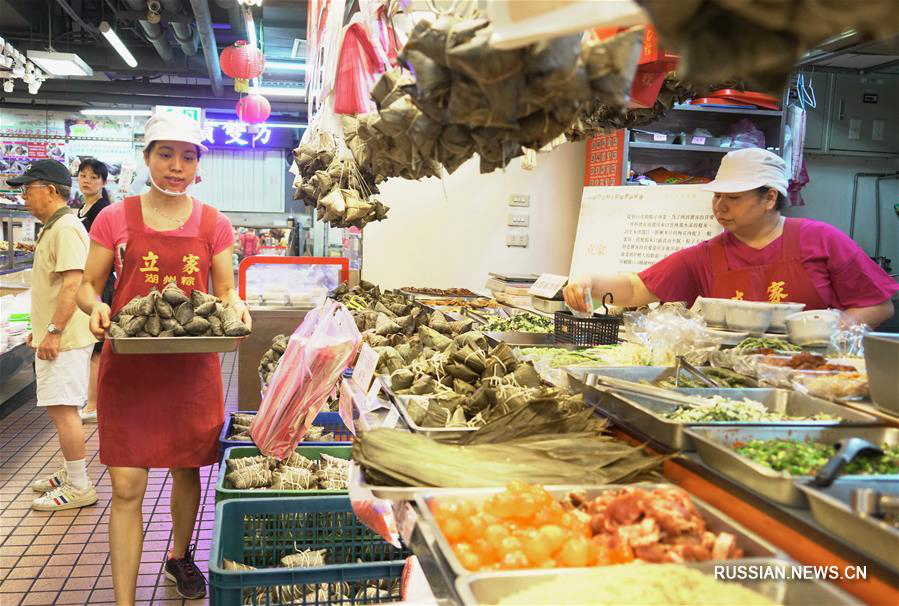 Жители Тайбэя предпочитают покупать праздничные цзунцзы на рынке "Наньмэнь"