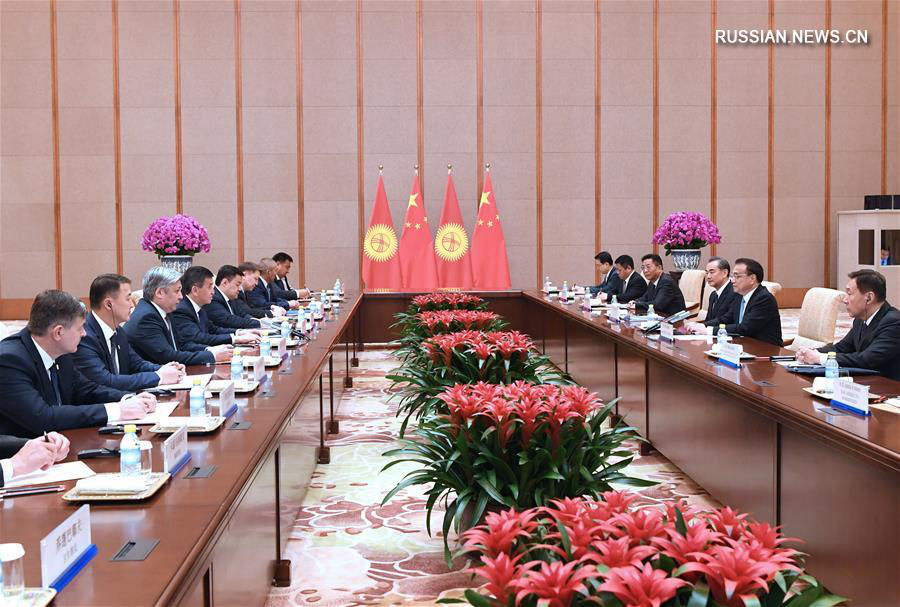 Ли Кэцян встретился с президентом Кыргызстана С.Жээнбековым