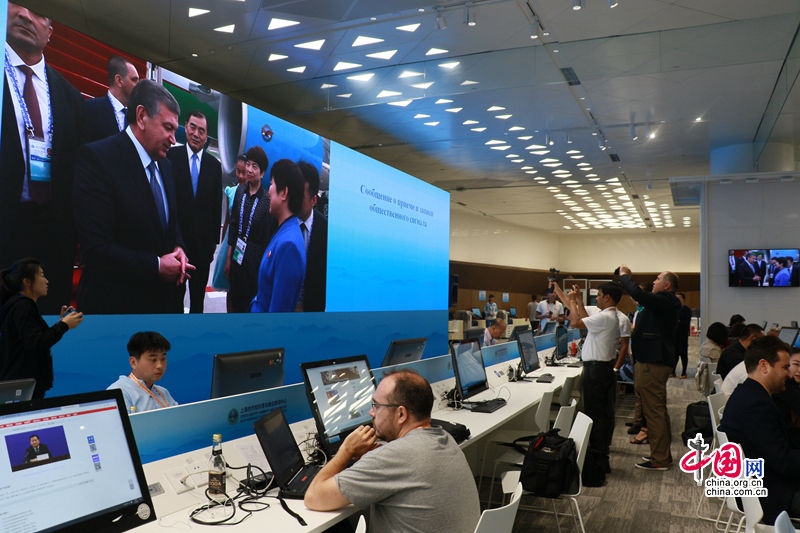 Иностранные корреспонденты активно освещают 18-е заседание Совета глав государств-членов ШОС в Циндао